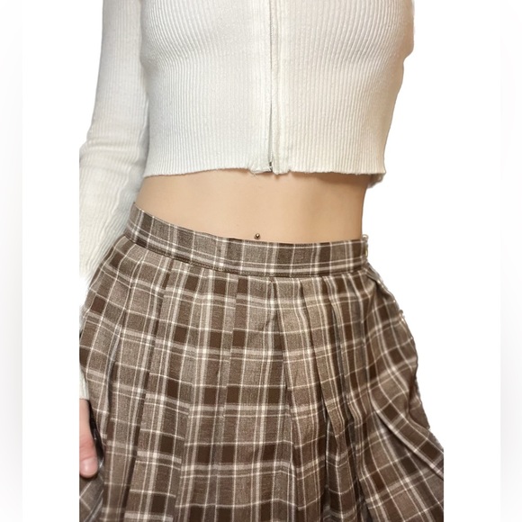Cute plaid skirt perfect for autumn!
Size small - Picture 3 of 4